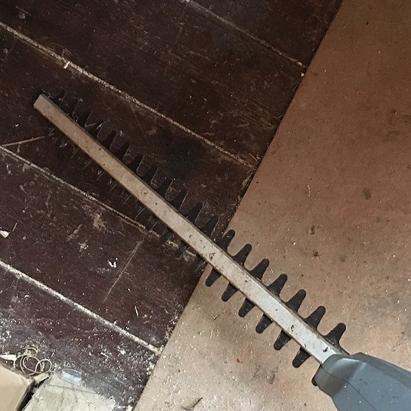 Cordless hedge trimmer