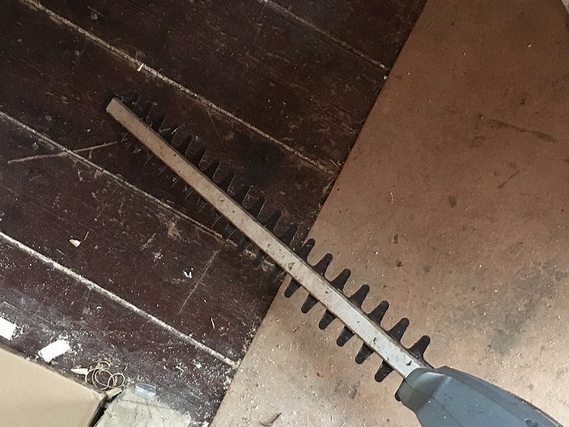 Cordless hedge trimmer